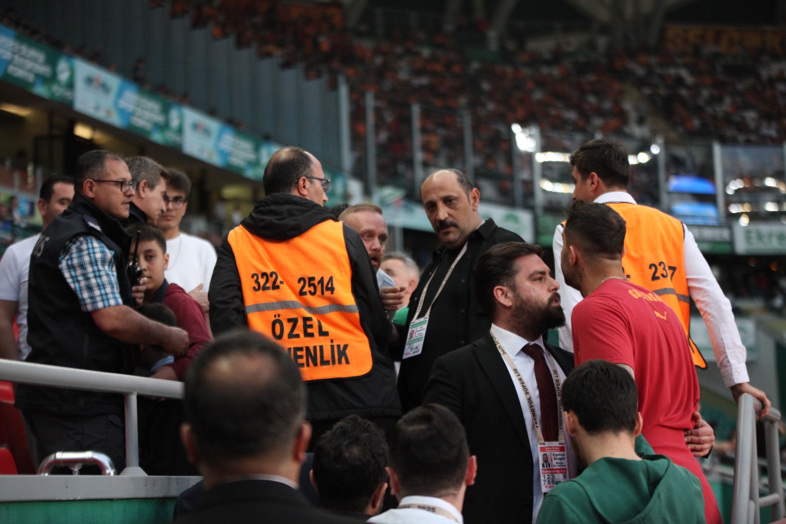 abdulkerim-taraftarla-tartisti.jpg