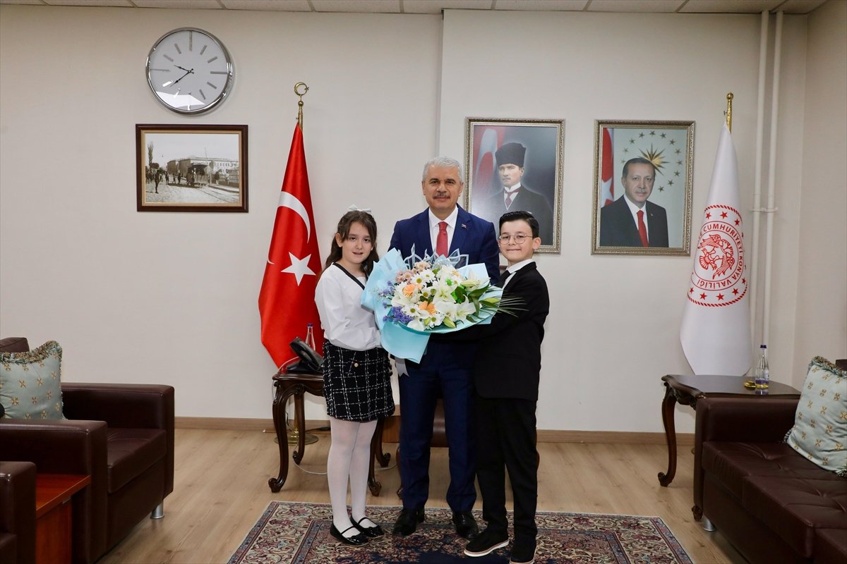 konya-valisi-akin-23-nisan-dolayisiyla-temsili-olarak-makamini-devretti-2.jpg