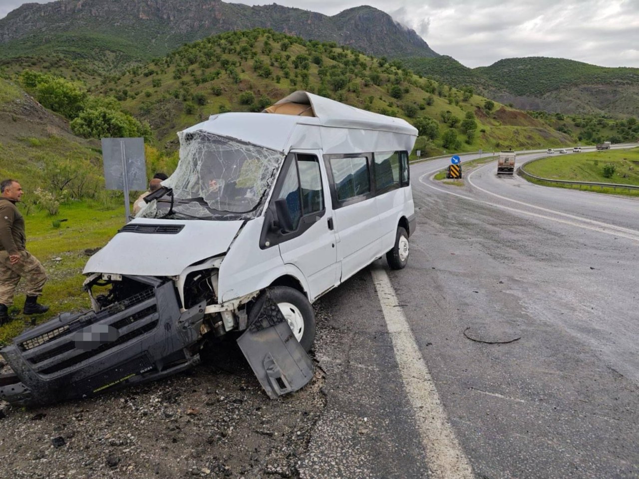 bitliste-tir-ile-minibus-carpisti-2.jpg