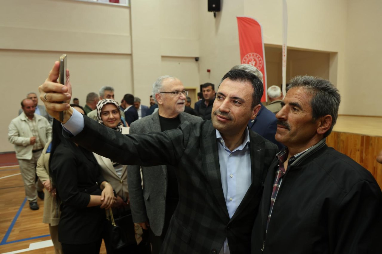 fatih-ozgokcen-seydisehirde-gonullere-dokundu-2.jpg