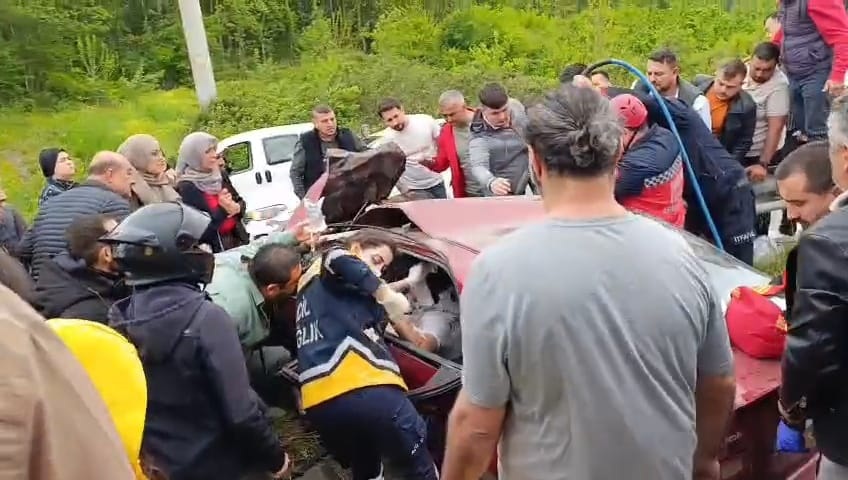 bariyere-carpan-otomobildeki-2-kisi-agir-682457-202087.jpg