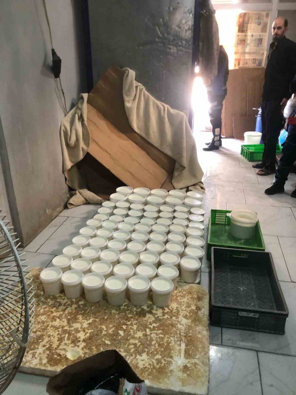 Sağlıksız şartlarda üretilen 220 kilo süt ve süt ürünleri imha edildi