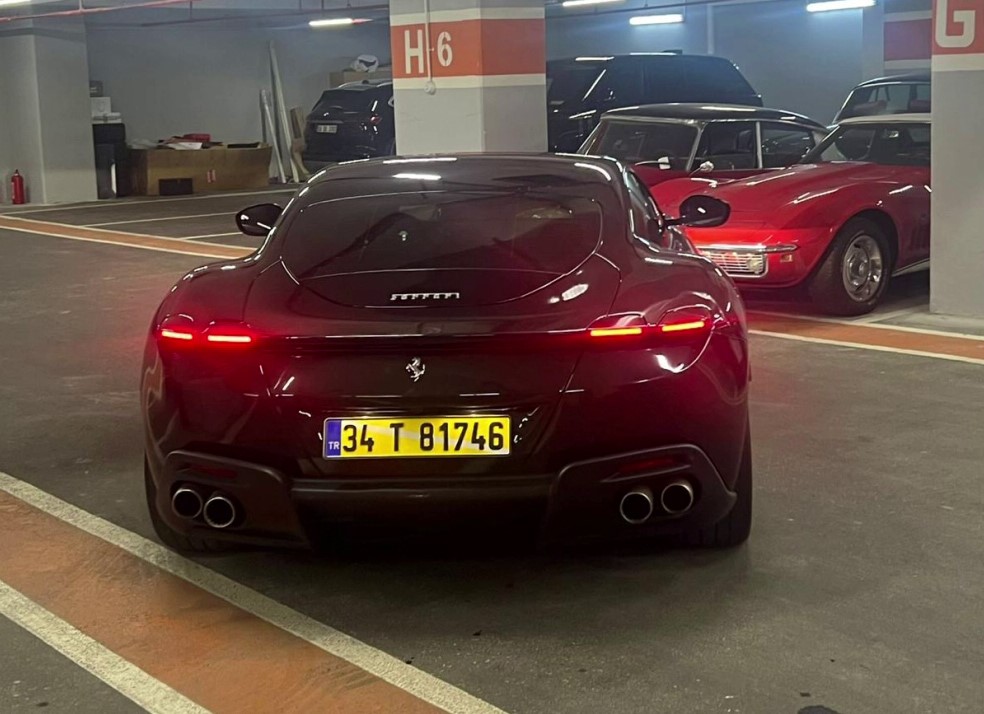 ekrem-imamogluna-ait-olduklari-belirlenen-luks-otomobiller-otoparkta-boyle-goruntulendi.jpg