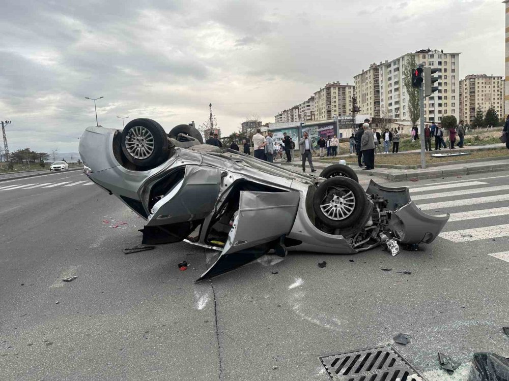 Belediye otobüsü ile otomobil çarpıştı: 9 yaralı