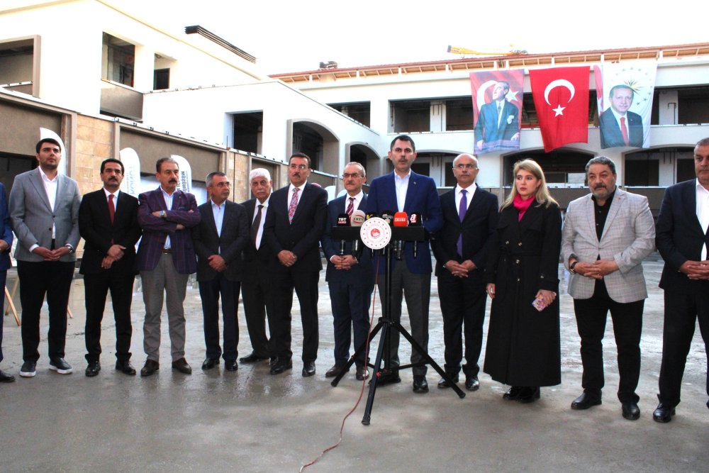 Bakan Kurum'dan Özgür Özel'e tepki! "O gözlerindeki bandı çıkarsın ve etrafına bir baksın"