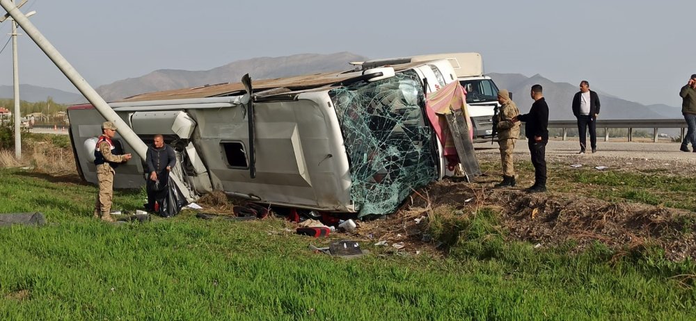 Yolcu otobüsü devrildi: 28 yaralı