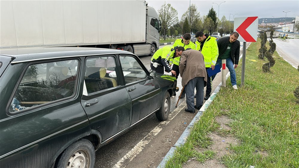 Üstgeçit yerine çevreyolunu kullandı, otomobilin çarpmasıyla yaralandı
