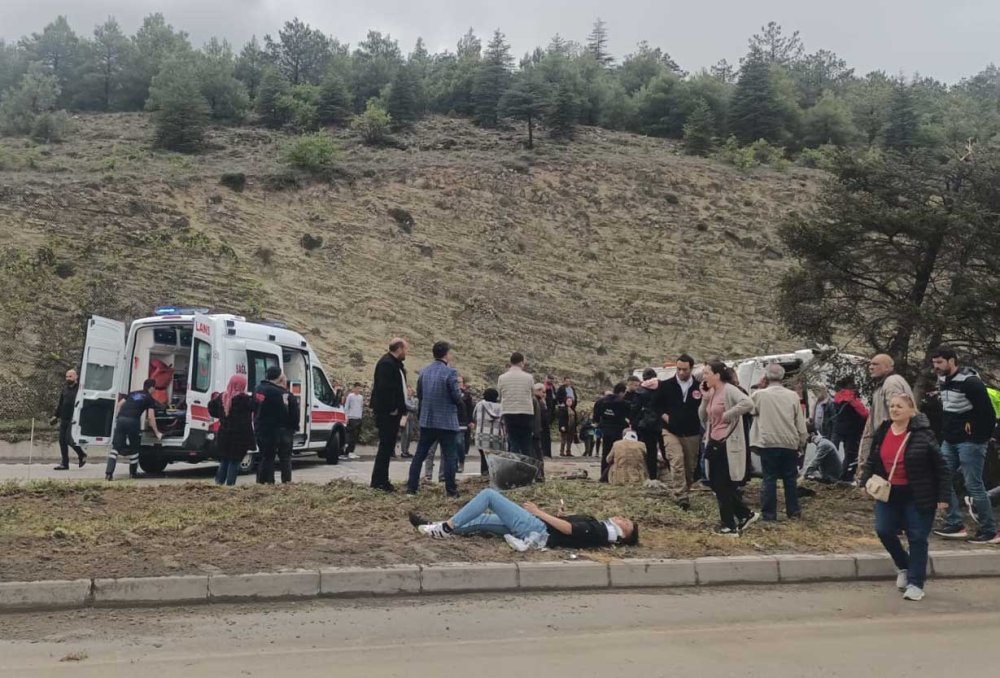 Yağış nedeniyle kayganlaşan yolda yolcu midibüsü devrildi: 16 yaralı