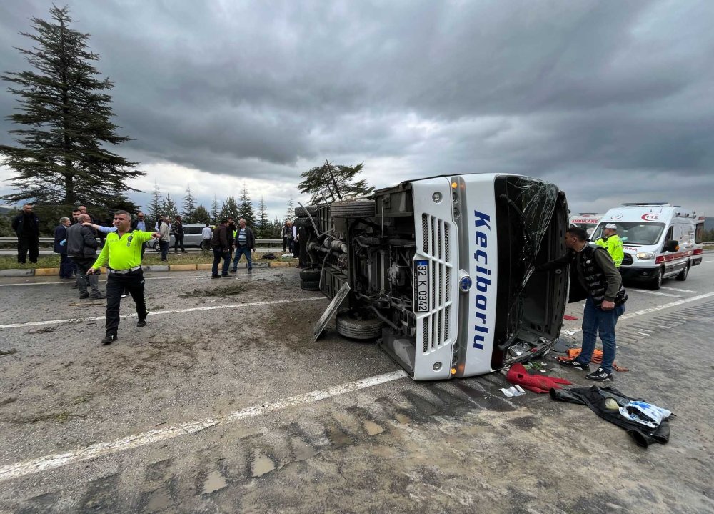 Yağış nedeniyle kayganlaşan yolda yolcu midibüsü devrildi: 16 yaralı