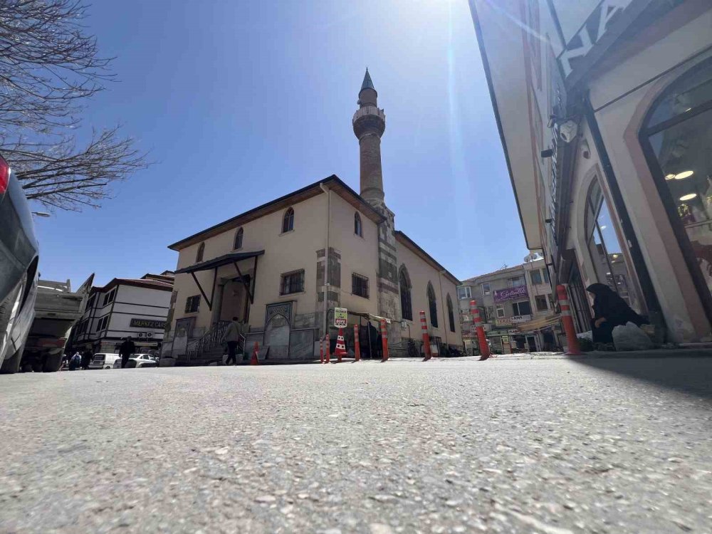 Konya'daki caminin bir benzeri daha yok! 616 yıldır gösteriyor