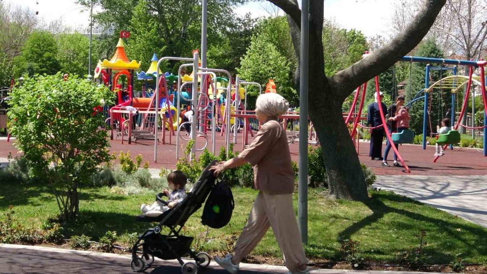 Konyalılar parklara akın ettiler