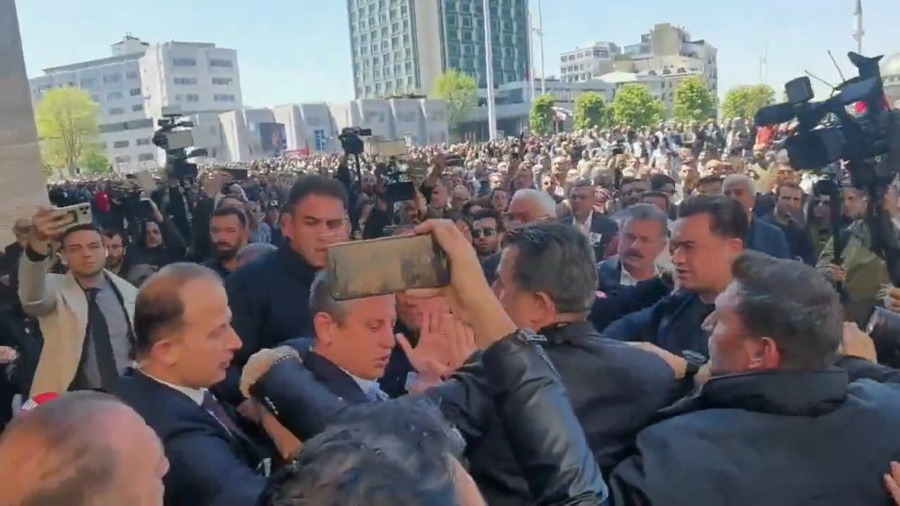 Özgür Özel'e yumruklu saldırı