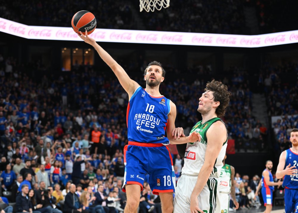 Anadolu Efes Final Four bileti için parkede!