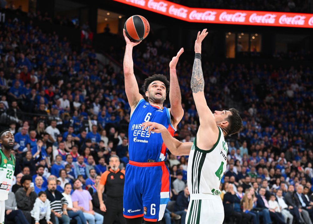 Anadolu Efes Final Four bileti için parkede!