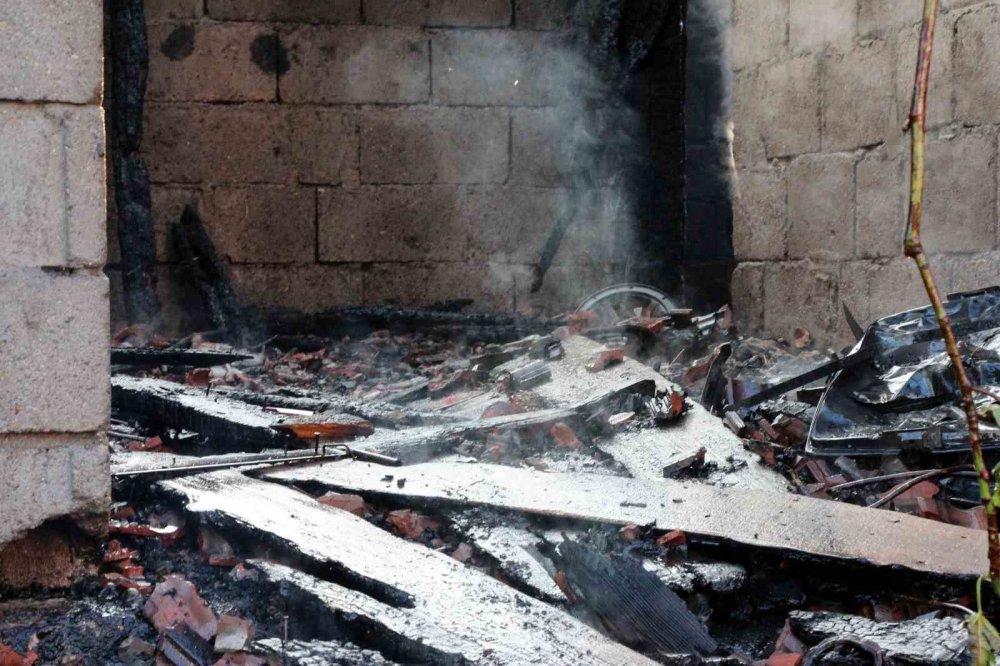 Samanlık küle döndü