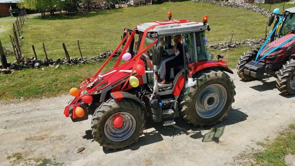 Traktör konvoylu düğün