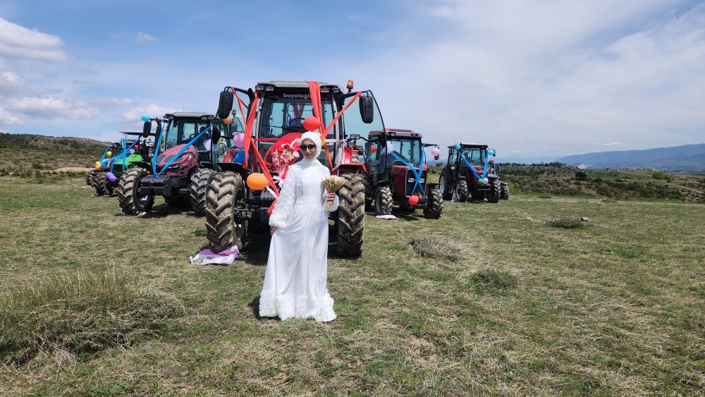 Traktör konvoylu düğün