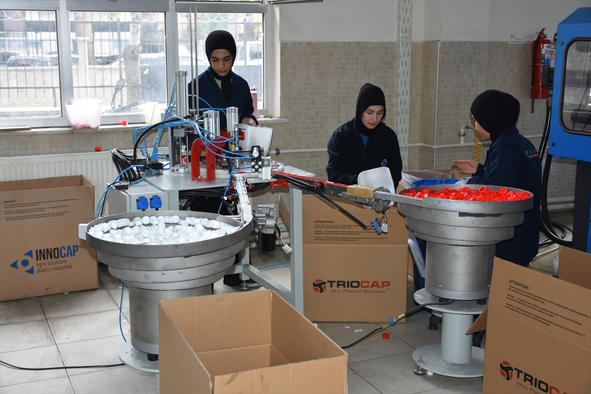 aa-20250506-37858105-37858094-plastik-sektorune-katki-saglayan-meslek-liseliler-para-da-kazaniyor.jpg