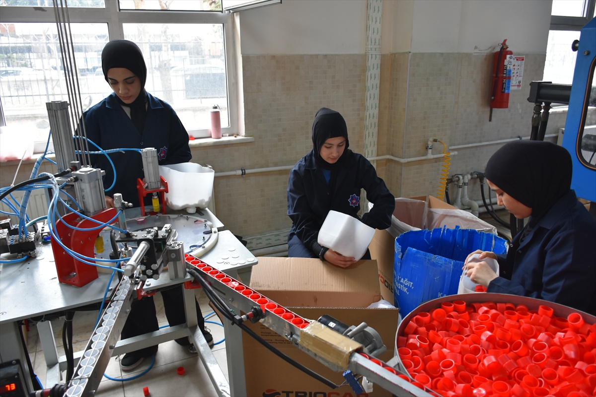 aa-20250506-37858105-37858095-plastik-sektorune-katki-saglayan-meslek-liseliler-para-da-kazaniyor.jpg