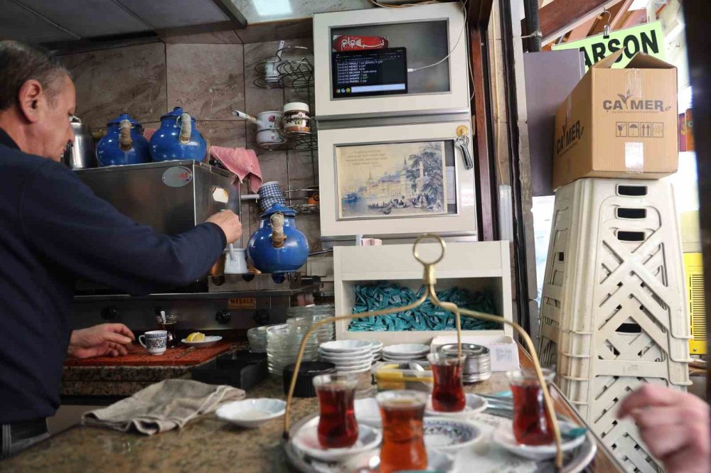 Konya'da teknolojiyle buluşan çay ocağı!