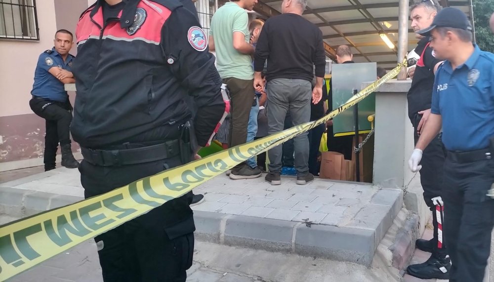 Eski eşini metro alt geçidinde tabancayla başından vurarak öldürdü