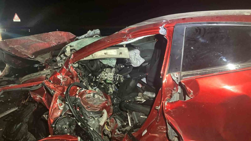 İki otomobil kafa kafaya çarpıştı: 4 ölü, 1 yaralı