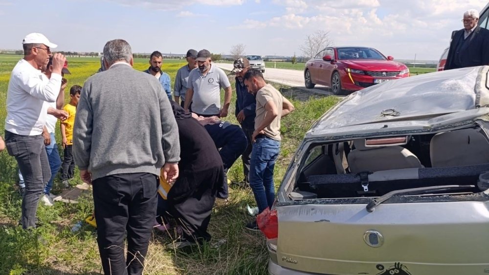Konya'da kontrolden çıkan otomobil  takla attı