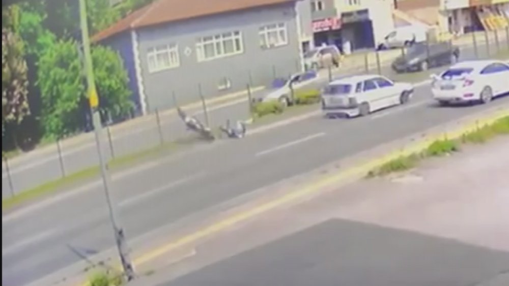 Motosiklet tellere çarpıp takla attı