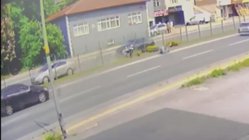 Motosiklet tellere çarpıp takla attı