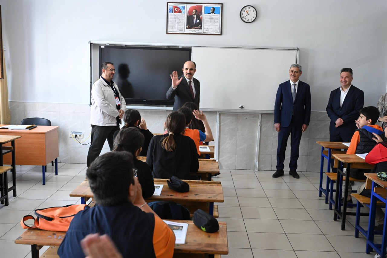 baskan-altay-3-farkli-okulda-ogrencilerle-bulustu-2.jpg