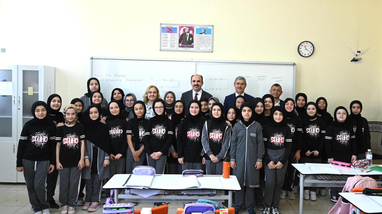 baskan-altay-3-farkli-okulda-ogrencilerle-bulustu-3.jpg
