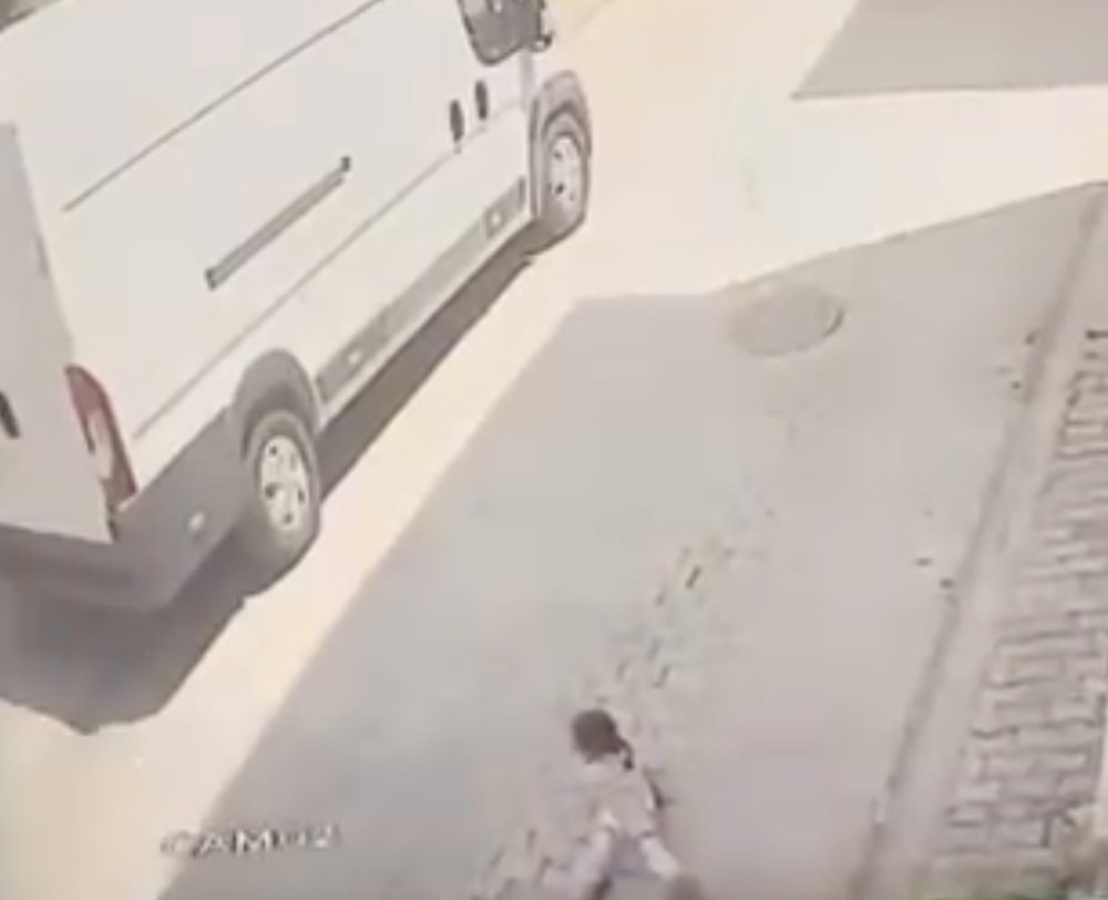 Hafif ticari aracın üzerinden geçtiği 4 yaşındaki çocuk hayatını kaybetti