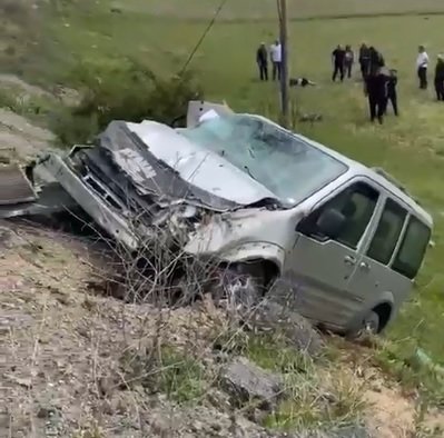 Şarampole devrilen hafif ticari aracın sürücüsü öldü