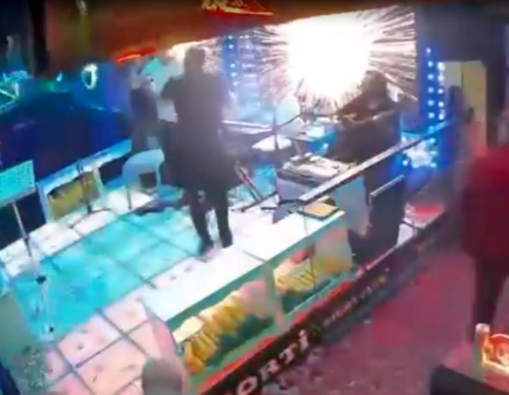 Eğlence mekanında sahneye çıkıp, yaşamına son verdi