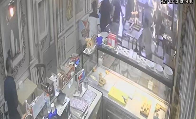 Deprem sandılar, sokağa döküldüler