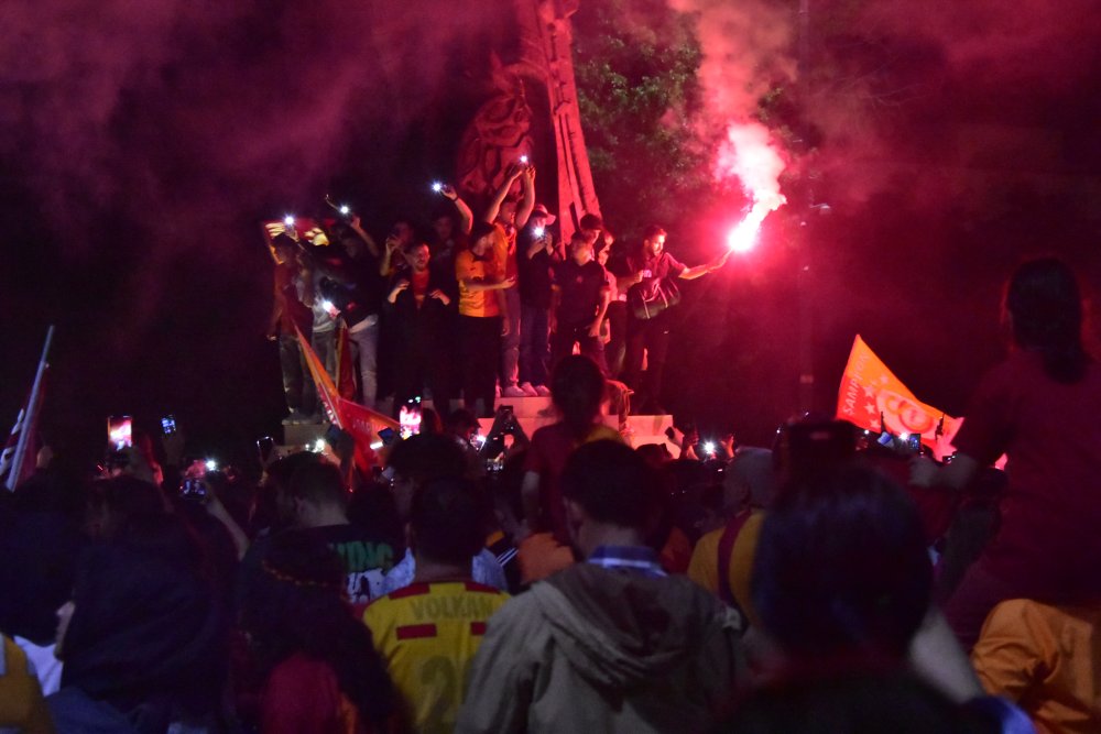 Konya’da Galatasaray taraftarı erken şampiyonluğu coşkuyla kutladı