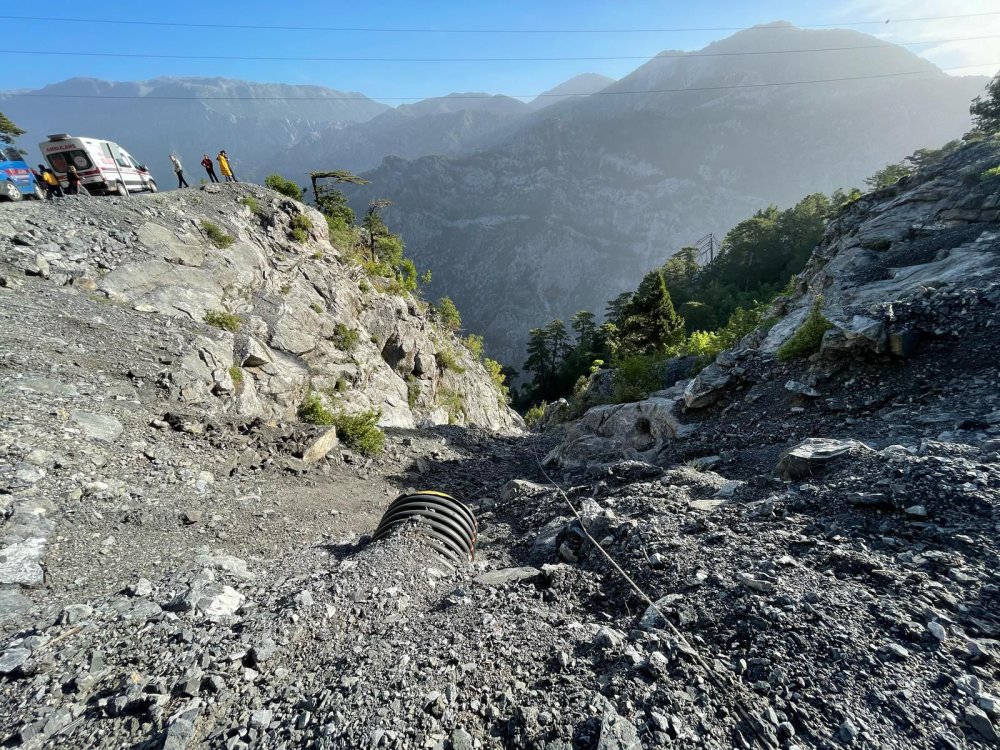 Otomobil uçuruma yuvarlandı: 1 ölü, 1 yaralı