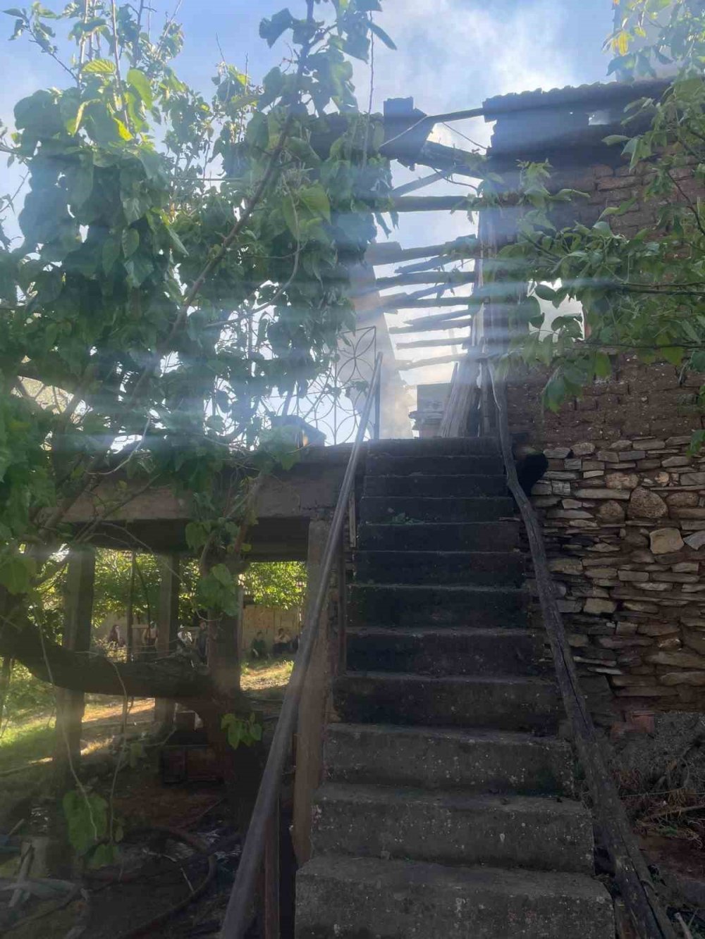 Evde çıkan yangında 92 yaşındaki adam hayatını kaybetti