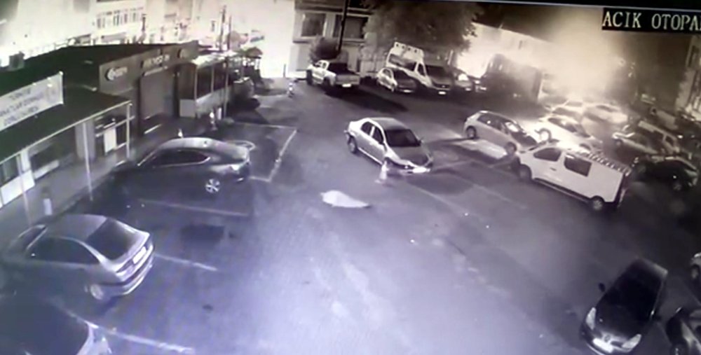 Rahatsızlanıp yere düştü, üzerinden otomobil geçip öldü