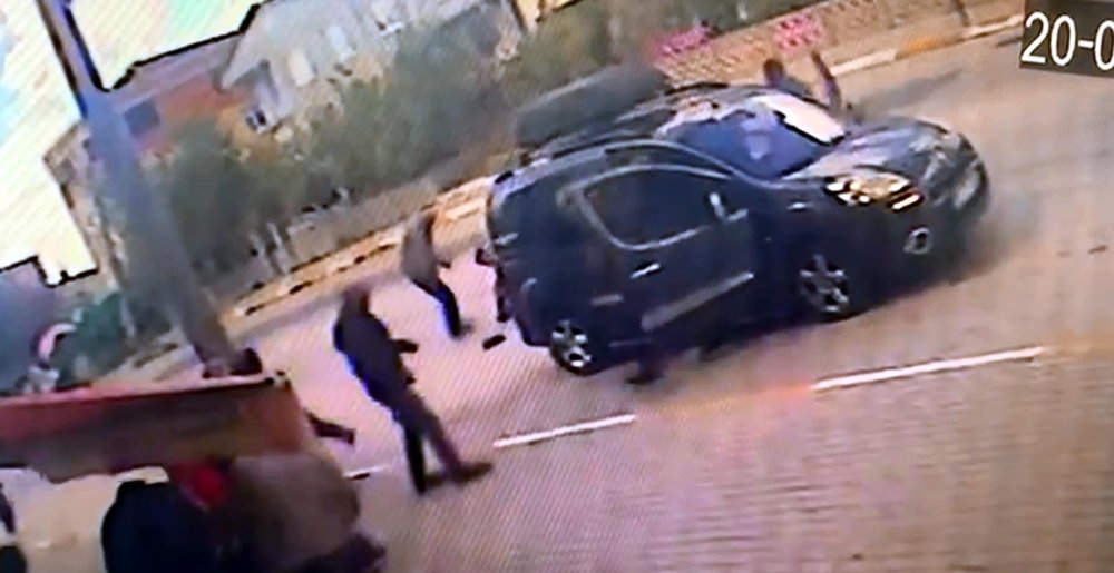 Hafif ticari aracın çaptığı yaya yaralandı; kaza kamerada