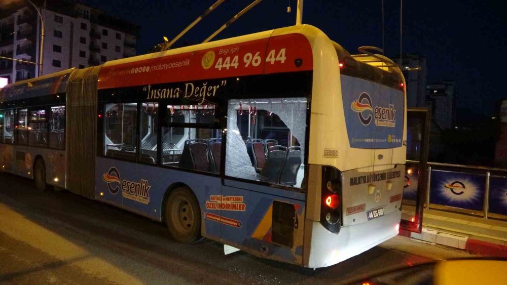 Trambüs ile kamyonet çarpıştı: 1 yaralı