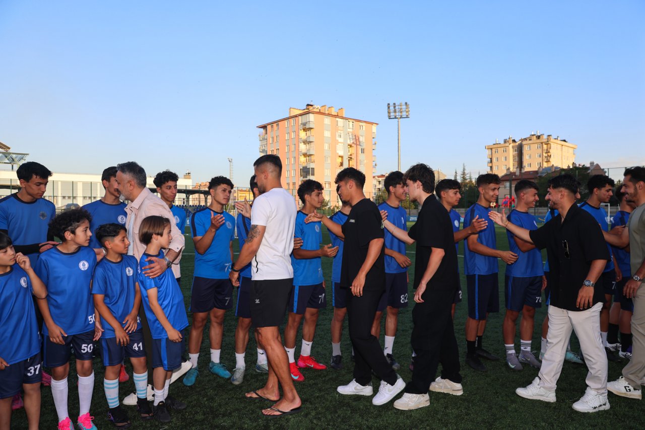 konyasporlu-futbolculardan-selcuklu-belediyespora-ziyaret-2.jpg