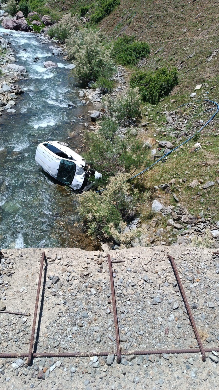 Kamyonet dereye uçtu: 1 kişi hayatını kaybetti