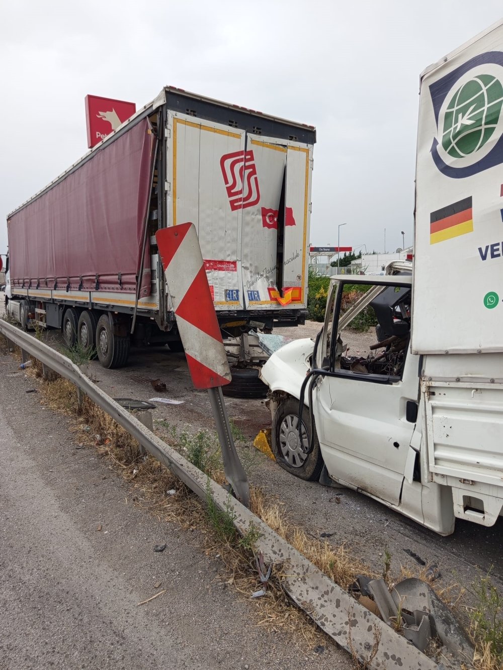 Park halindeki araçlara çarpan kamyonetteki 2 kişi öldü