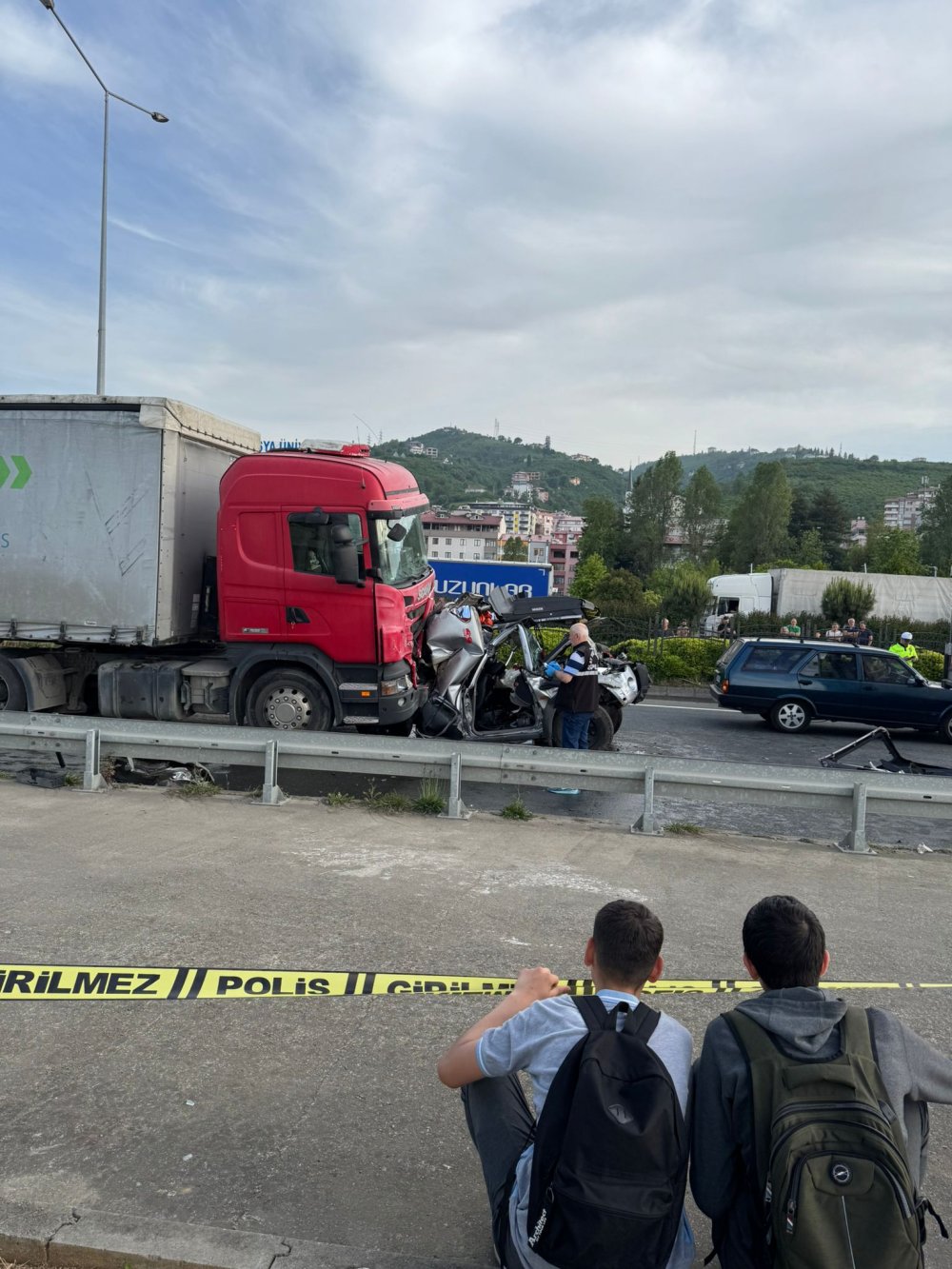 2 TIR'ın arasında sıkışan kamyonetteki 3 kişi yaralandı