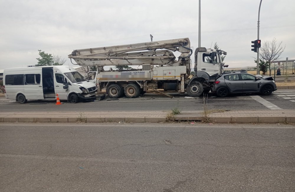 3 araç kazaya karıştı; 11 yaralı