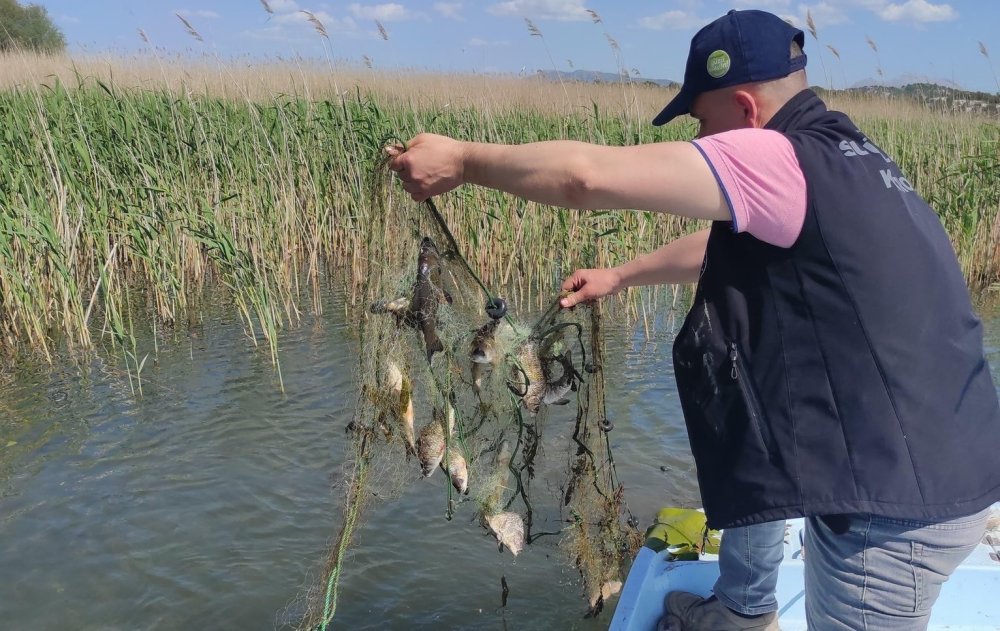 Beyşehir Gölünde metrelerce ağ ele geçirildi
