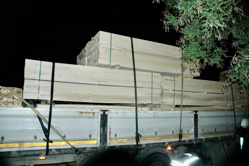 Konya'da Kereste yüklü tırdan dumanlar yükseldi