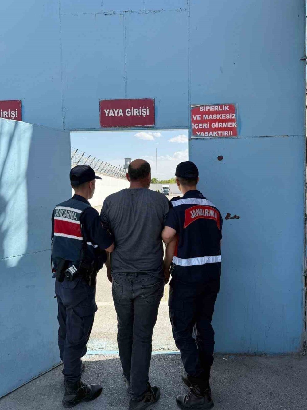 Farklı suçlardan aranan şahıs çatı katında yakalandı