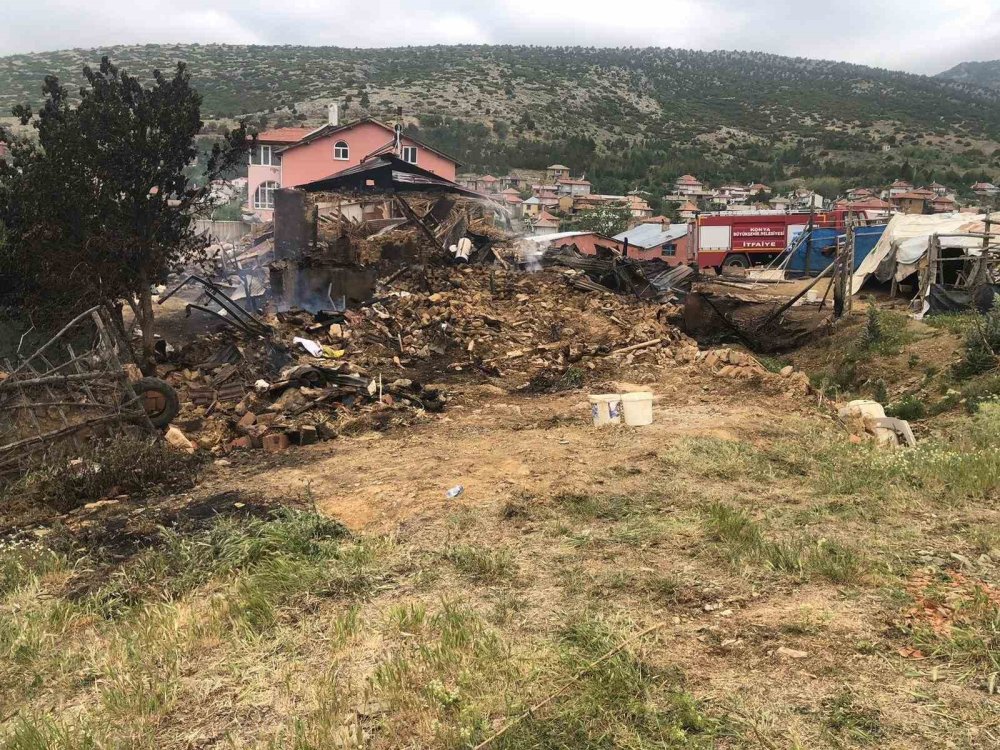 Konya’da yangında bir ev ve ahır küle döndü
